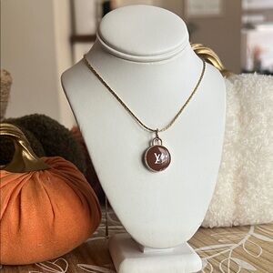 Elegant Gold and Brown Pendant Necklace